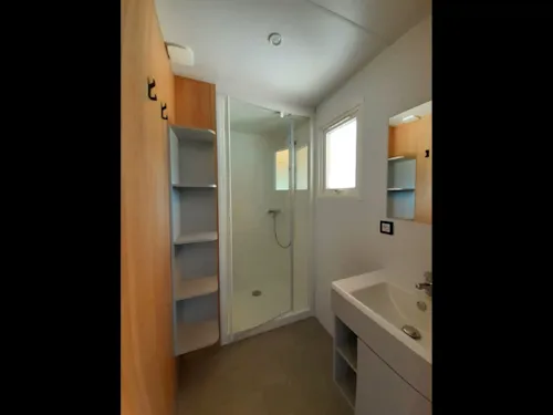 Location - Mobil Home Tribu, 6 Chambres 70M², Climatisation, Terrasse Couverte, 10 Pers + 1 Bébé (-3Ans) - image n°9 - Domaine la Garenne