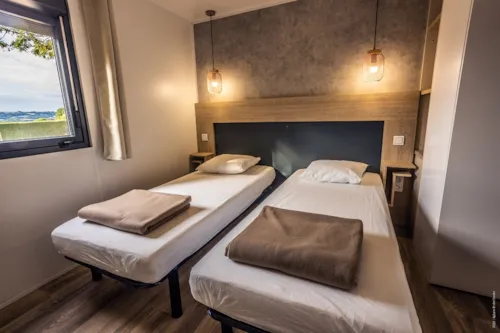 Location - Mobil Home 2 Chambres 40M², 2 Salles De Bains, Climatisation, 2 Terrasses Couvertes - image n°6 - Domaine la Garenne