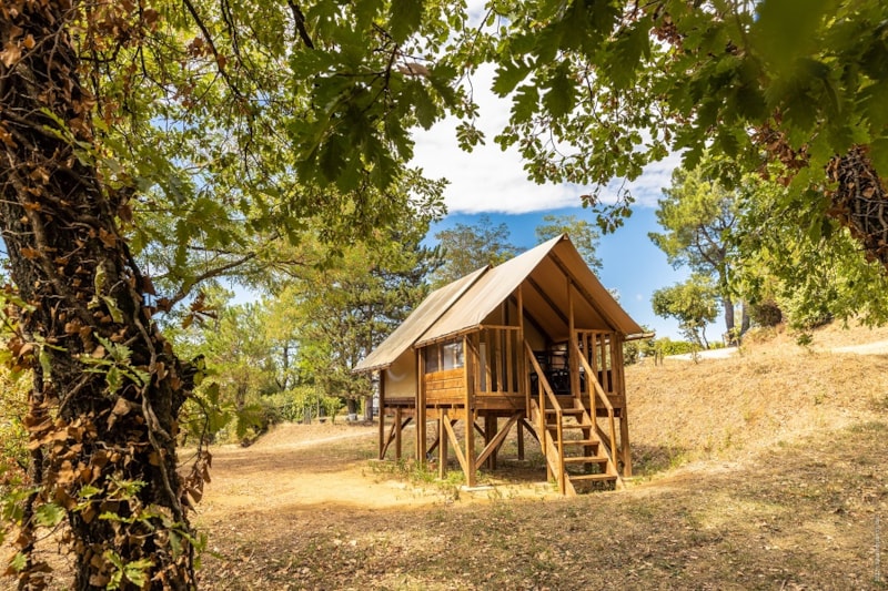 Perched hut - without sanitary facilities ~
