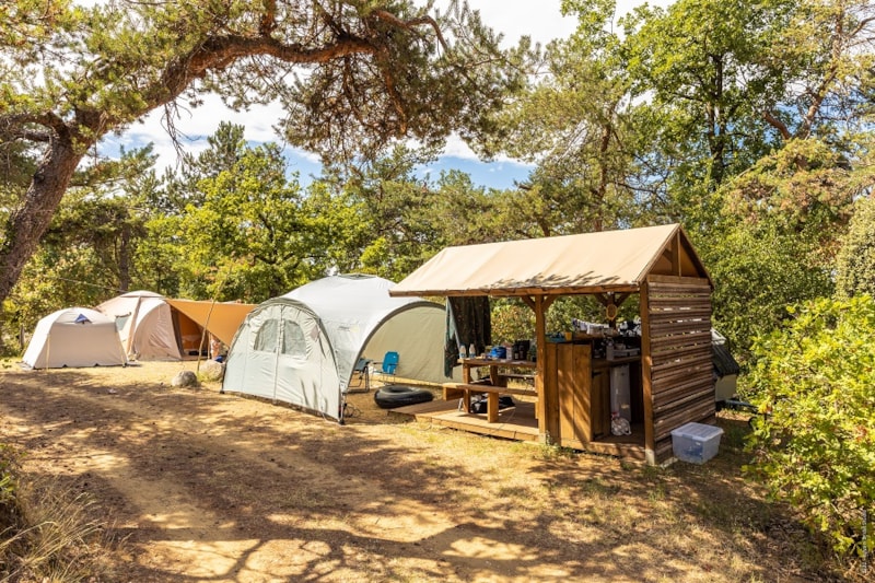 PREMIUM Pitch - Electricity + dining area