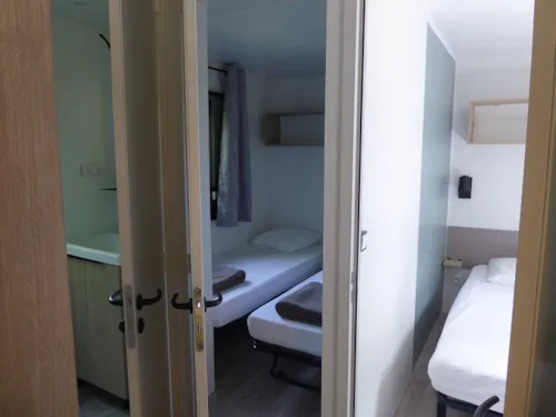 Accommodation - Mobil Home 4 Rooms 40M², 2 Bathrooms, Air-Conditioning, Covered Terrace - image n°9 - Domaine la Garenne
