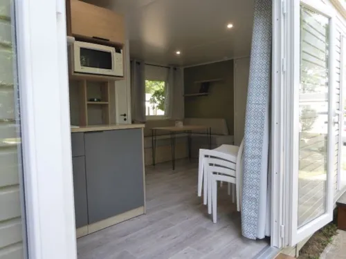 Mietunterkunft - Mobilheim 2 Zimmers 30M², Gepflasterte Terrasse - image n°3 - Domaine la Garenne