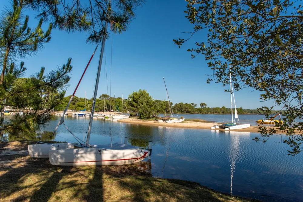 Stellplatz - Stellplatz Mit Strom - Seite Der Marina / S - Camping Campéole Navarrosse Plage 