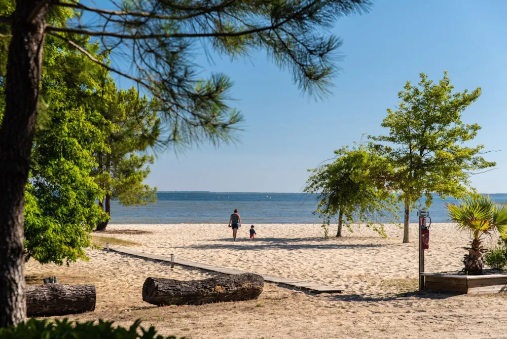 Stellplatz - Stellplatz Mit Strom - Blick Auf Den See - 1. Reihe / S - Camping Campéole Navarrosse Plage 