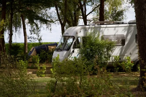 Forfait Confort (1 Tente, Caravane Ou Camping-Car / 1 Voiture / Électricité 10A)