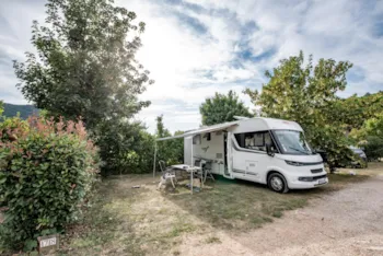 Stellplatz - Stellplatz Confort (Zelt, Wohnwagen, Wohnmobil / 1 Auto / Strom 10A) - Camping La Dourbie