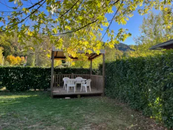 Stellplatz - Premium-Paket, Überdachte Terrasse Und Gartenmöbel (1 Zelt, Wohnwagen Oder Wohnmobil / 1 Auto) - Camping La Dourbie