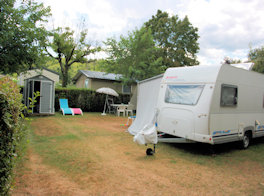 Kampeerplaats - Standplaats Premium + 1 Auto + Caravan Of Camper +  Elektriciteit 10A - Camping  Le Vaugrais