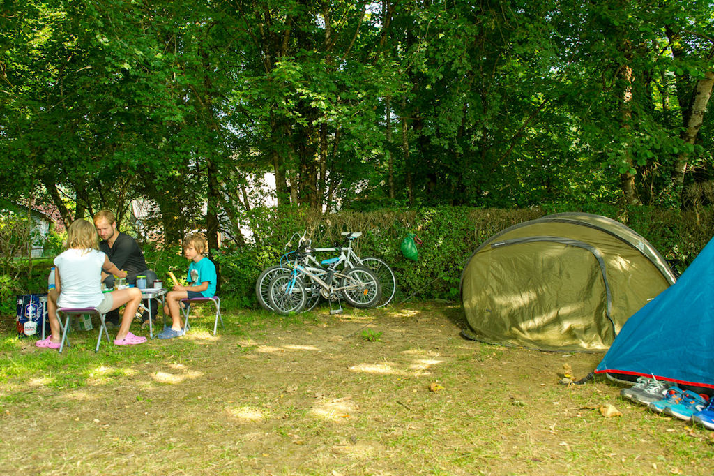 Kampeerplaats - Emplacement Confort Riviere : 1 Véhicule + 1 Tente /Caravane / Camping Car - Camping  Le Vaugrais