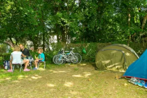  - KOMFORT-STELLPLATZ RIVIERE: 1 Fahrzeug + 1 Zelt/Wohnwagen/Wohnmobil - Camping  Le Vaugrais