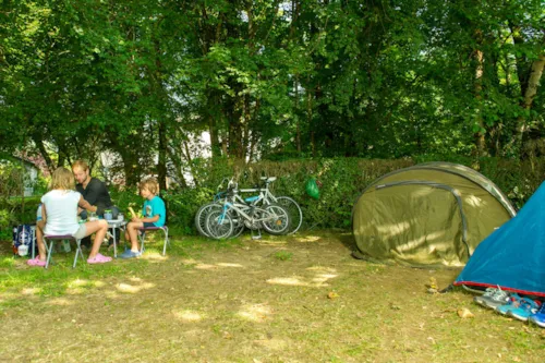 Emplacement - Emplacement Confort Riviere : 1 Véhicule + 1 Tente /Caravane / Camping Car - image n°1 - Camping  Le Vaugrais