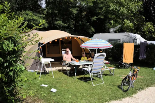Emplacement - Emplacement Confort Riviere : 1 Véhicule + 1 Tente /Caravane / Camping Car - image n°4 - Camping  Le Vaugrais