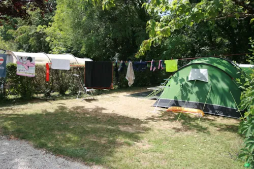 Emplacement - Emplacement Confort Riviere : 1 Véhicule + 1 Tente /Caravane / Camping Car - image n°5 - Camping  Le Vaugrais