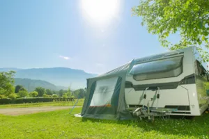  - Stellplatz Komfort + Wohnwagen, Wohnmobil / 1 Auto / Strom 10A - Camping  Le Vaugrais