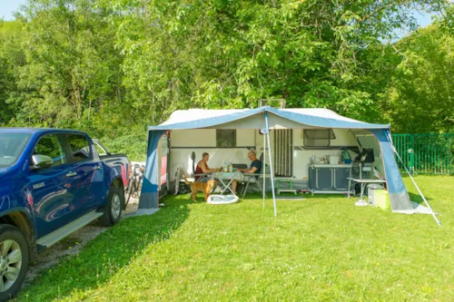 Emplacement - Emplacement Confort + :1 Véhicule + 1 Caravane/Camping-Car 10A - image n°2 - Camping  Le Vaugrais