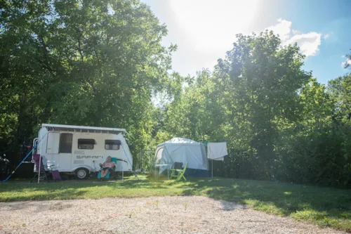 Emplacement - Emplacement Confort + :1 Véhicule + 1 Caravane/Camping-Car 10A - image n°3 - Camping  Le Vaugrais