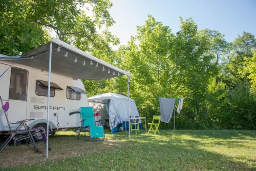 Emplacement - Emplacement Confort + :1 Véhicule + 1 Caravane/Camping-Car 10A - image n°4 - Camping  Le Vaugrais