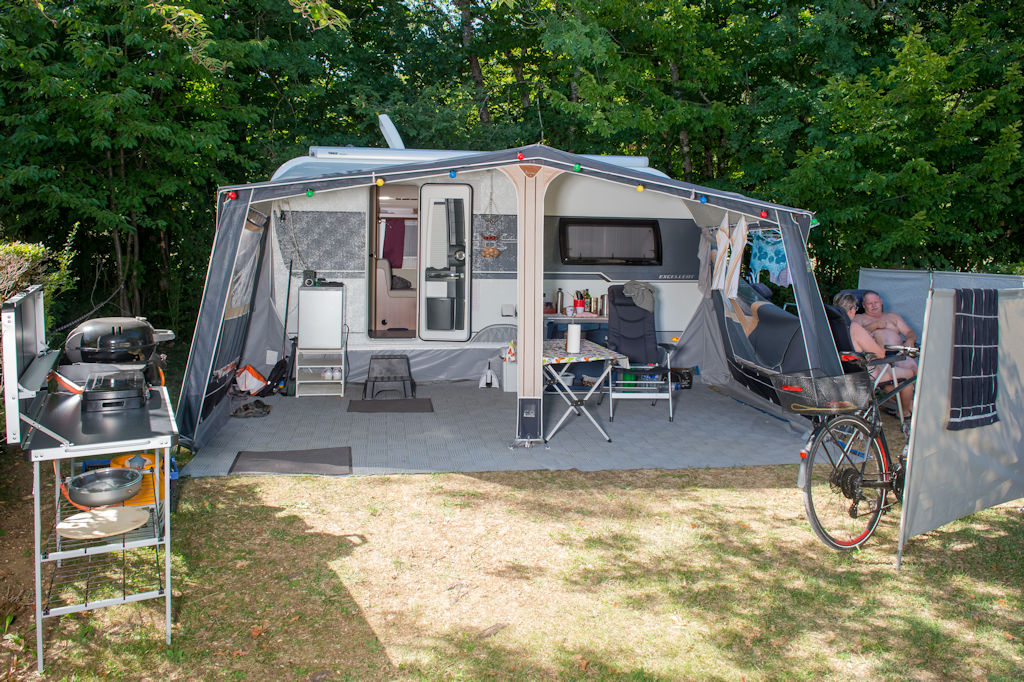 Kampeerplaats - Emplacement Confort+ Riviere : 1 Véhicule+ 1 Tente/ Caravane / Camping Car 10A - Camping  Le Vaugrais