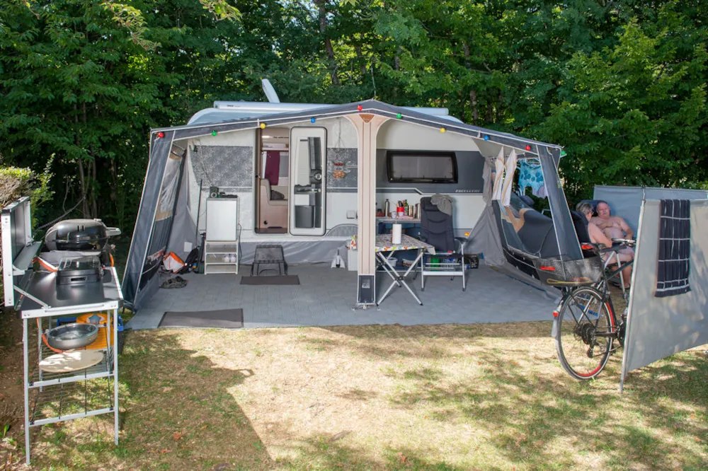 EMPLACEMENT CONFORT+ RIVIERE : 1 véhicule+ 1 tente/ caravane / camping car 10A