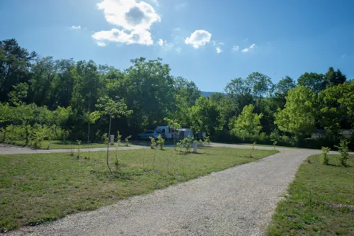 Emplacement - Emplacement Confort + :1 Véhicule + 1 Caravane/Camping-Car 10A - image n°6 - Camping  Le Vaugrais