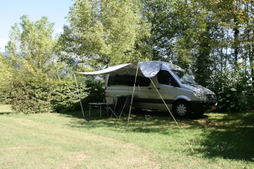 Emplacement - Emplacement Confort + :1 Véhicule + 1 Caravane/Camping-Car 10A - image n°5 - Camping  Le Vaugrais