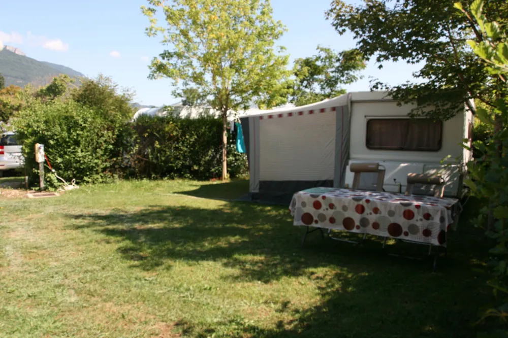 Emplacement - Emplacement Grand Confort :1 Véhicule Et 1 Caravane/Camping-Car /10 A+ Racordement Évacuation Eaux Usées+ Robinet Eau - Camping  Le Vaugrais