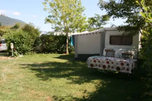  - Stellplatz Grand Komfort Wohnwagen, Wohnmobil / 1 Auto / Strom 10A + Fließwasser- und Abwasseranschluss - Camping  Le Vaugrais