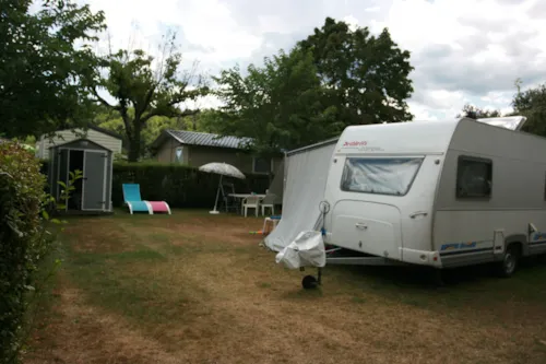 Emplacement - Emplacement Premium:1 Véhicule Et 1 Caravane/Camping-Car /10A - image n°3 - Camping  Le Vaugrais