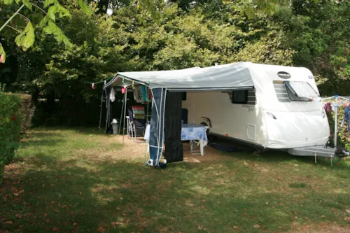 Emplacement - Emplacement Confort+ Riviere : 1 Véhicule+ 1 Tente/ Caravane / Camping Car 10A - image n°4 - Camping  Le Vaugrais