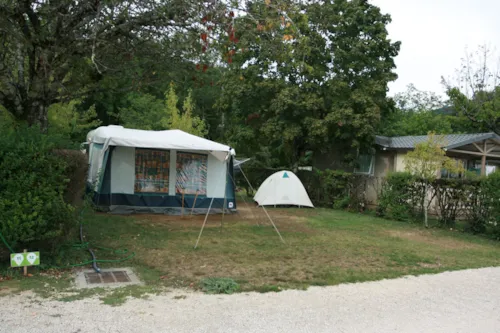 Emplacement - Emplacement Grand Confort :1 Véhicule Et 1 Caravane/Camping-Car /10 A+ Racordement Évacuation Eaux Usées+ Robinet Eau - image n°2 - Camping  Le Vaugrais