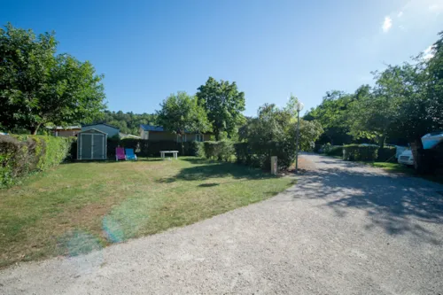 Emplacement - Emplacement Premium:1 Véhicule Et 1 Caravane/Camping-Car /10A - image n°2 - Camping  Le Vaugrais