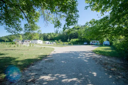 Emplacement - Emplacement Confort + :1 Véhicule + 1 Caravane/Camping-Car 10A - image n°7 - Camping  Le Vaugrais