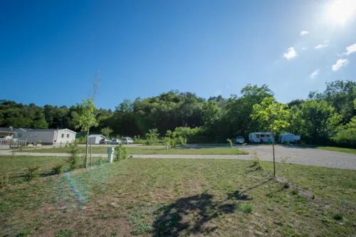 Emplacement - Emplacement Confort + :1 Véhicule + 1 Caravane/Camping-Car 10A - image n°8 - Camping  Le Vaugrais