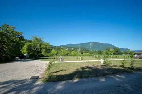 Emplacement - Emplacement Confort + :1 Véhicule + 1 Caravane/Camping-Car 10A - image n°9 - Camping  Le Vaugrais