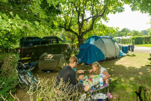 Emplacement - Emplacement Confort Riviere : 1 Véhicule + 1 Tente /Caravane / Camping Car - image n°2 - Camping  Le Vaugrais
