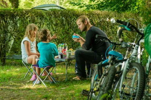 Emplacement - Forfait Cycliste/ Sans Electricite - image n°2 - Camping  Le Vaugrais