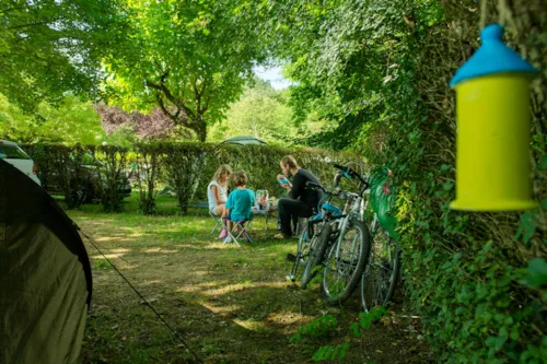 Emplacement - Forfait Cycliste/ Sans Electricite - image n°3 - Camping  Le Vaugrais