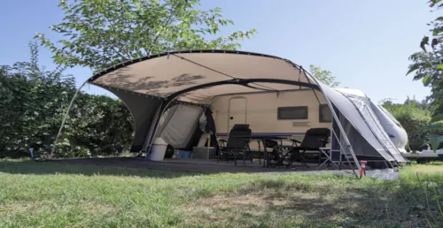Emplacement - Emplacement Grand Confort :1 Véhicule Et 1 Caravane/Camping-Car /10 A+ Racordement Évacuation Eaux Usées+ Robinet Eau - image n°7 - Camping  Le Vaugrais