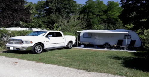 Emplacement - Emplacement Grand Confort :1 Véhicule Et 1 Caravane/Camping-Car /10 A+ Racordement Évacuation Eaux Usées+ Robinet Eau - image n°9 - Camping  Le Vaugrais