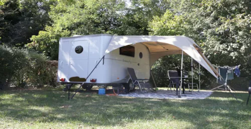 Emplacement - Emplacement Grand Confort :1 Véhicule Et 1 Caravane/Camping-Car /10 A+ Racordement Évacuation Eaux Usées+ Robinet Eau - image n°10 - Camping  Le Vaugrais