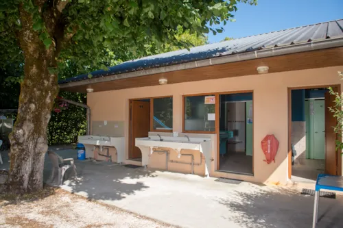 Emplacement - Emplacement Premium:1 Véhicule Et 1 Caravane/Camping-Car /10A - image n°7 - Camping  Le Vaugrais