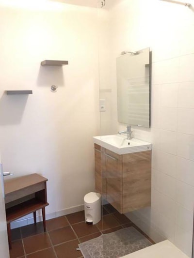 T3 (2 bedrooms, kitchen, living room with TV, balcony) — 6
