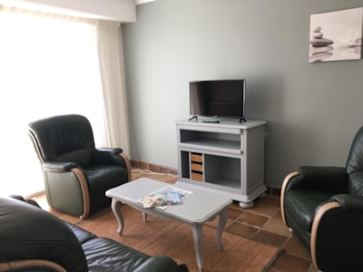 T3 (2 bedrooms, kitchen, living room with TV, balcony) — 2