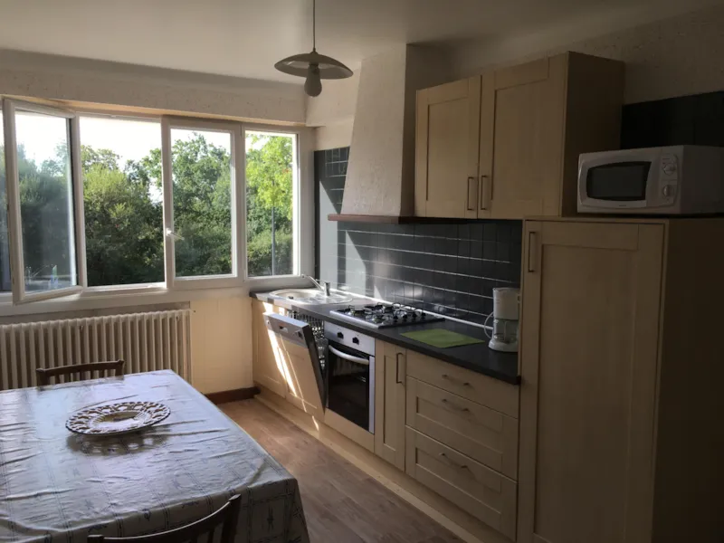 Penfret (80M², 3 Chambres, Cuisine, Séjour Avec Tv, Balcon)