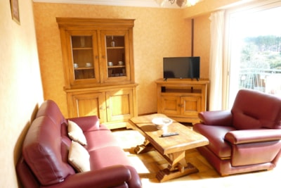 T4 (3 bedrooms, kitchen, living room with TV, balcony) — 2