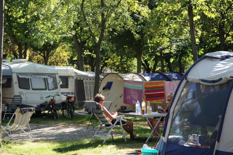 Grand Emplacement + Voiture + Tente, Caravane Ou Camping-Car + Électricité 6A