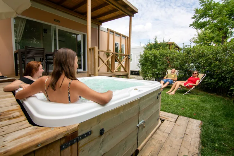 Mobile-Home Deluxe Jacuzzi