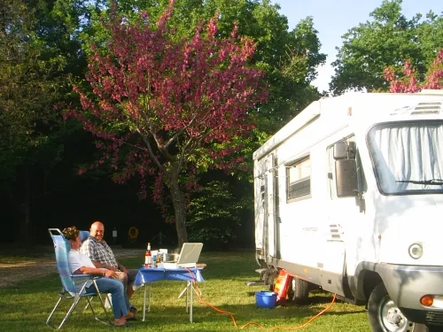 Emplacement - Forfait Emplacement Pour Tente, Caravane Ou Camping Car + 1 Voiture - image n°1 - Camping le Pontet - ARDECHE