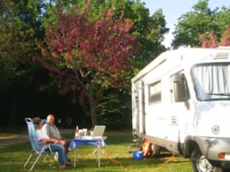 Forfait Emplacement Pour Tente, Caravane Ou Camping Car + 1 Voiture