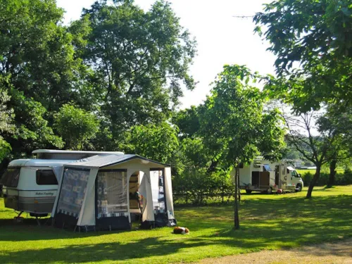 Emplacement - Forfait Emplacement Pour Tente, Caravane Ou Camping Car + 1 Voiture - image n°4 - Camping le Pontet - ARDECHE